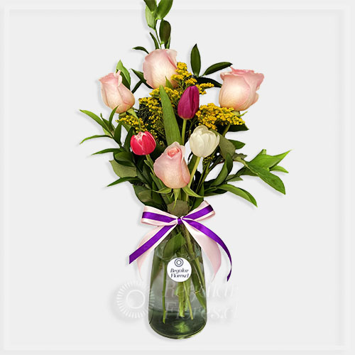 Florero Amelia. 4 rosas y 3 tulipanes | Regalar Flores, Envio de flores, desayunos y regalos a domicilio
