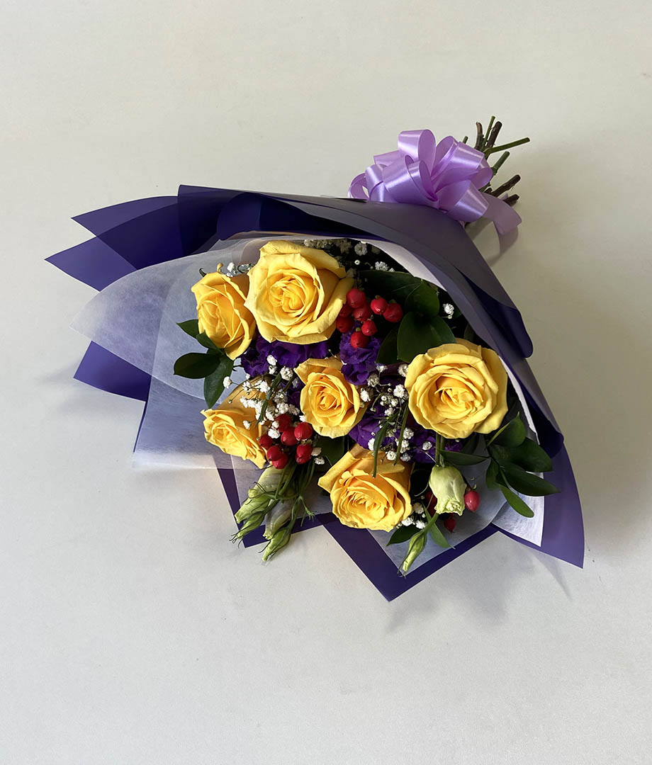 Ramo rosas amarillas y lisianthus morados