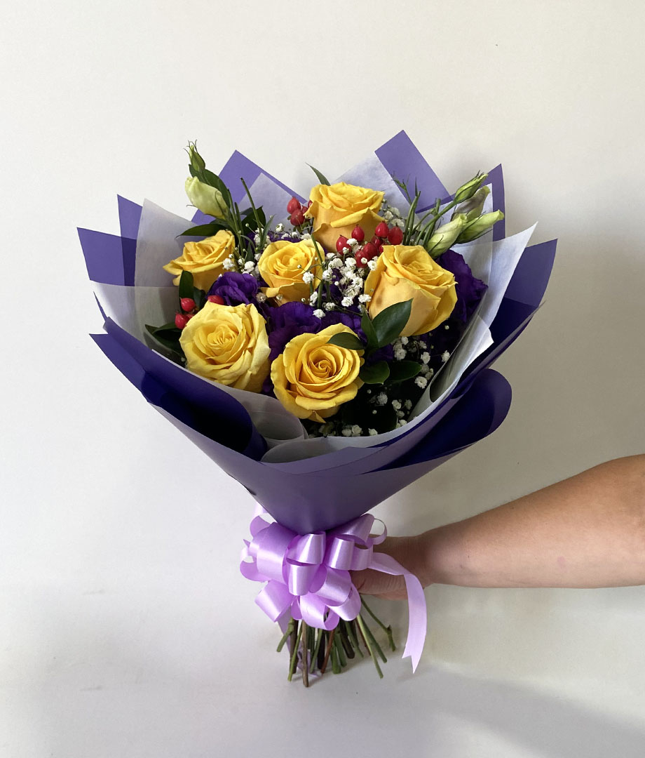 Ramo rosas amarillas y lisianthus morados_3