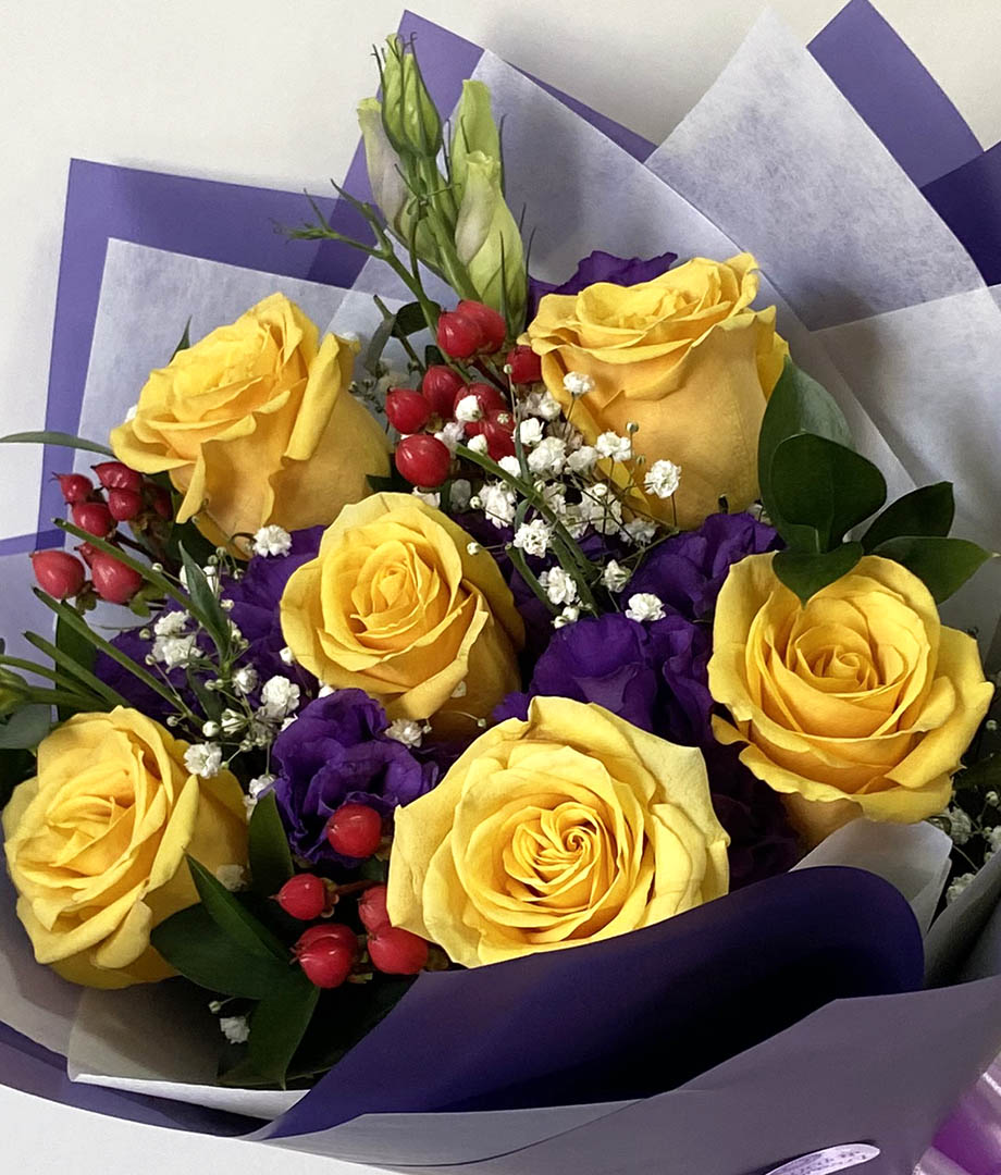 Ramo rosas amarillas y lisianthus morados_4