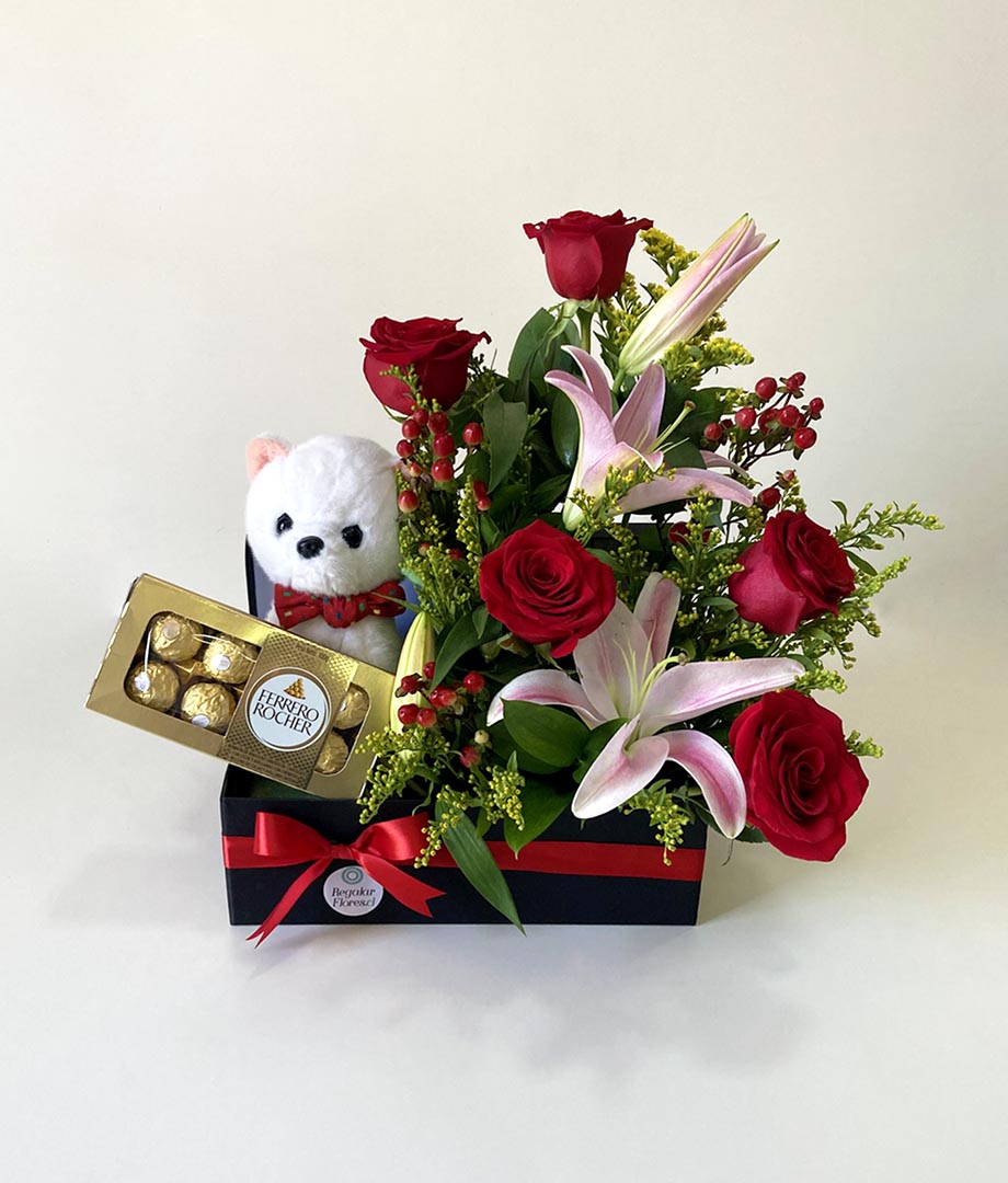 Arreglo Jacinta con gatito y bombones