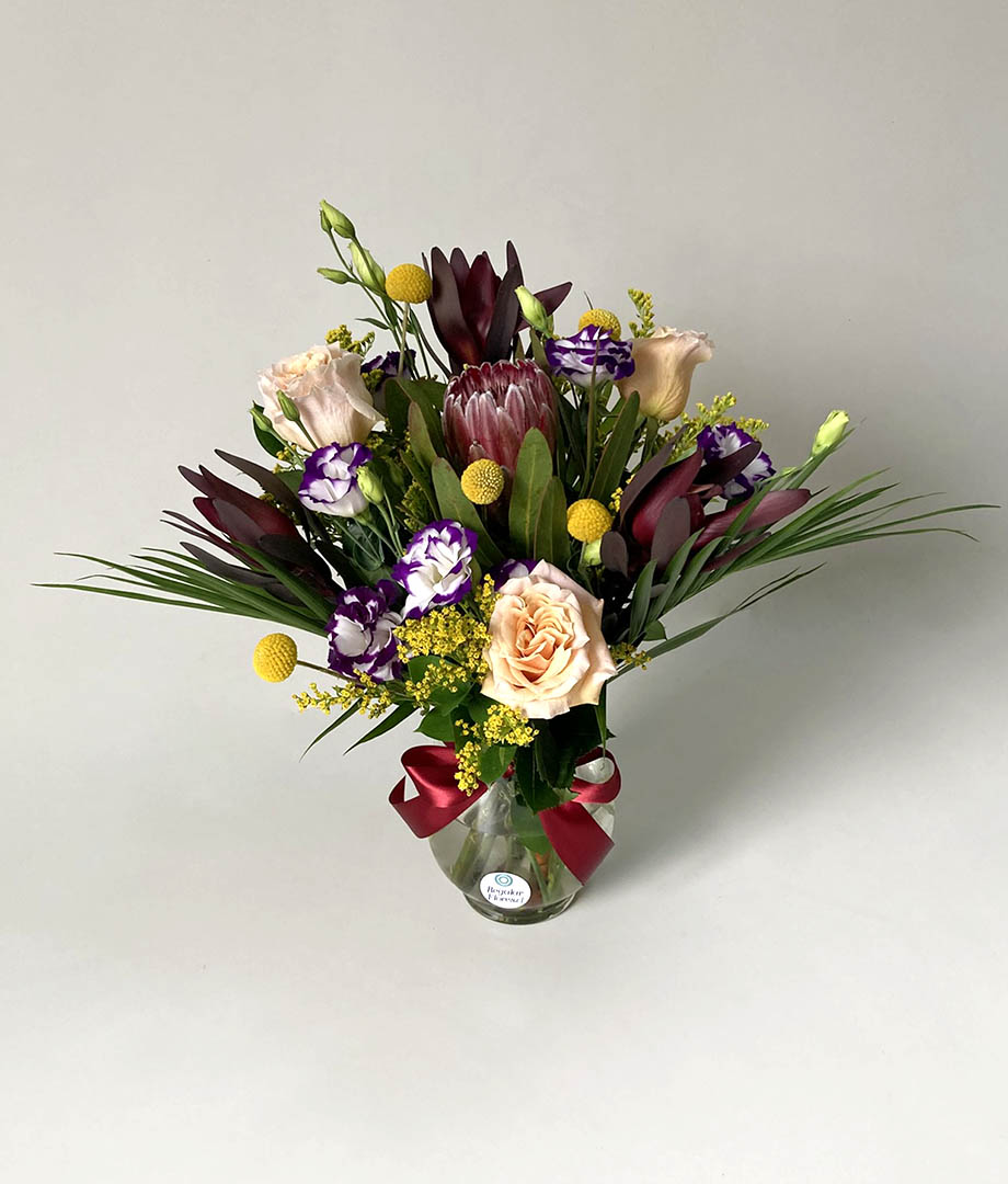 Florero Susana. Protea pink ice y rosas