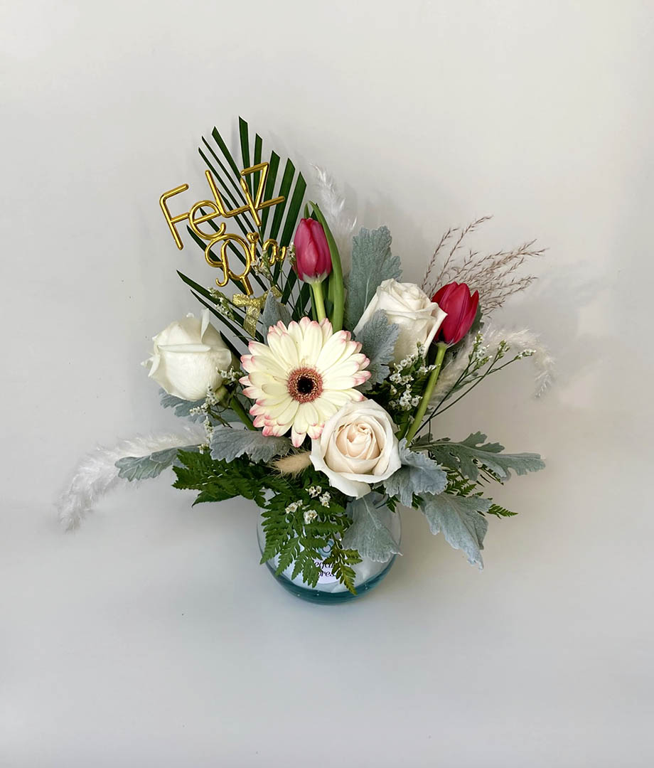 Pecera Ofelia. Rosas y tulipanes con varilla Feliz día