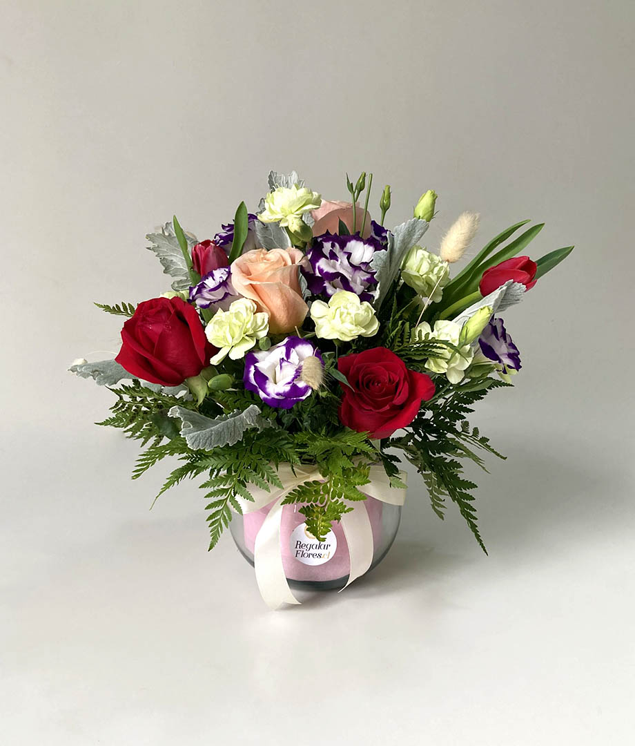 Pecera Noelia. Rosas, lisianthus y miniclavel