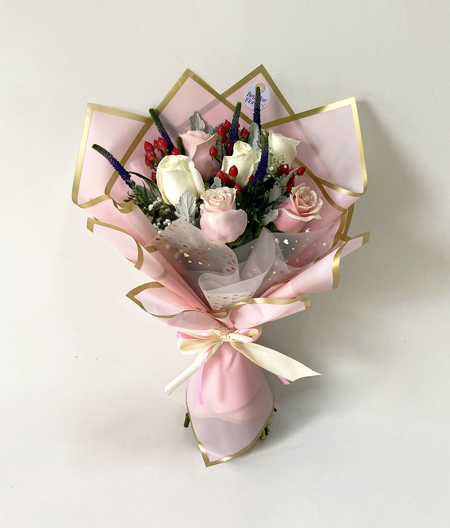 Ramo Leticia. Rosas, verónicas e hypericum