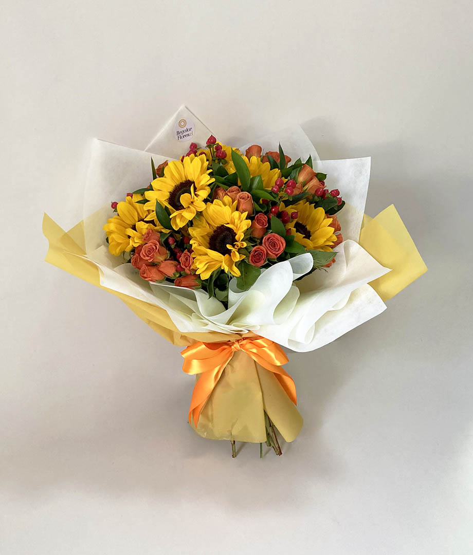 Ramo Begoña. Girasoles y minirosas