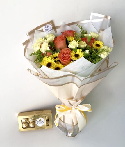 Ramo Estela. Rosas anaranjadas y miniclavel + Ferrero Rocher 100gr